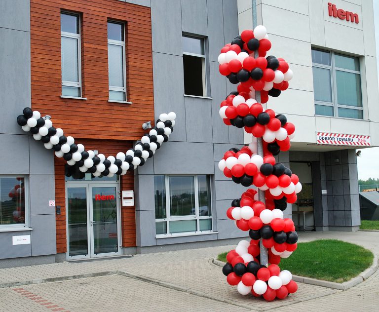 Dekoracje z balonów przed wejściem do firmy