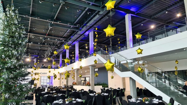 Balony z helem jako dekoracja na wigilię firmową w salonie Mercedesa