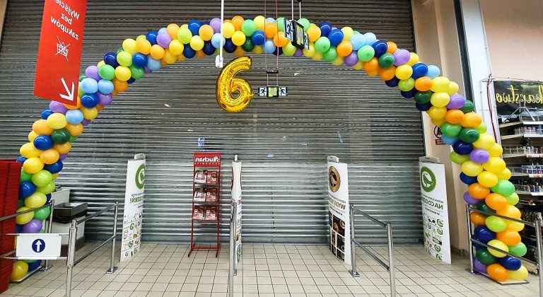 Brama z balonów na 6 urodziny w Auchan