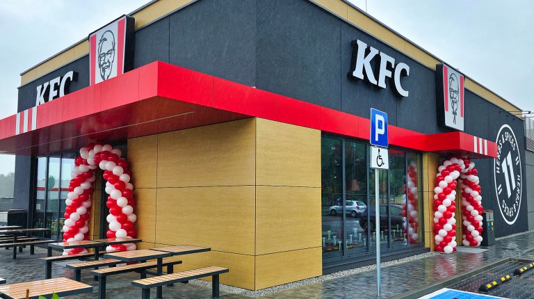 Bramy z balonów na otwarcie restauracji KFC