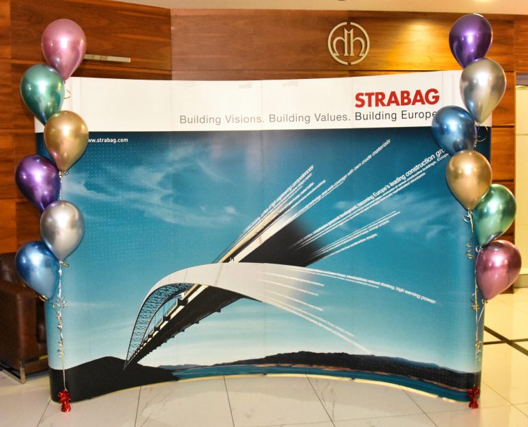 Balony z helem jako dekoracja na imprezę firmową w Hotelu Haston