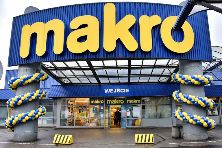 Girlandy z balonów zaplecione na filarach jako dekoracje urodzinowe w Makro