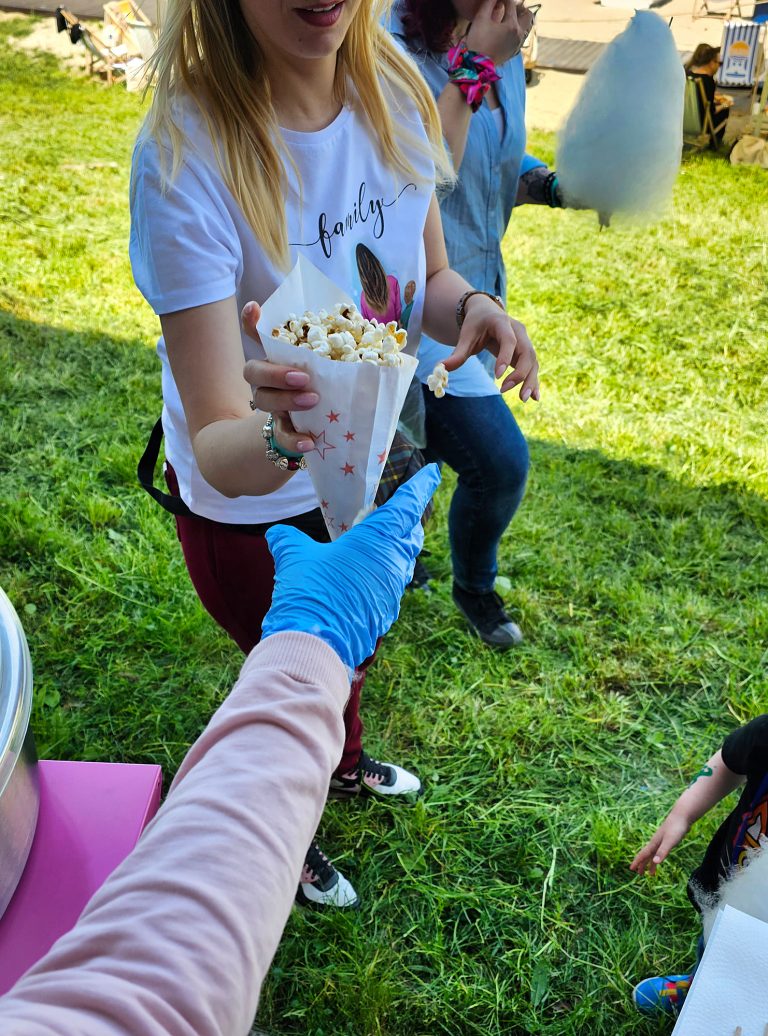 Wata cukrowa i popcorn na imprezie plenerowej