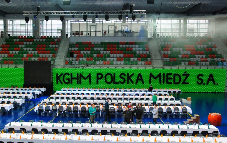 Wielka ściana balonowa z napisem KGHM Polska Miedź