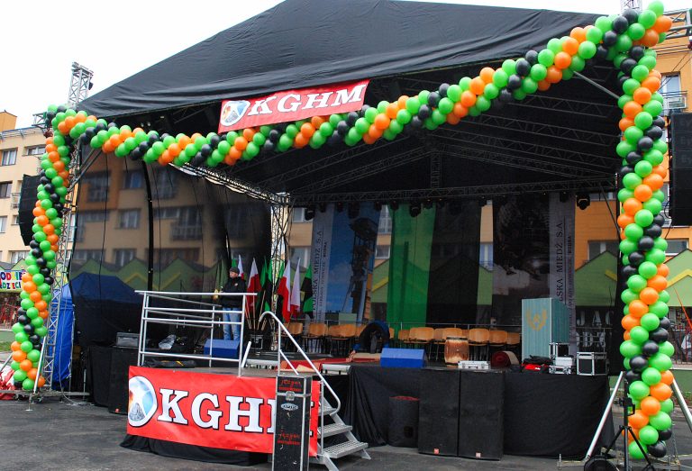 Dekoracja balonowa sceny dla KGHM-u