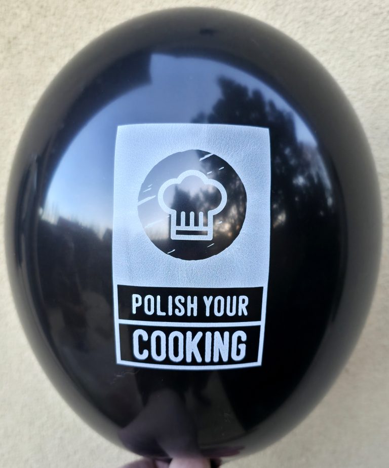 Czarny balon z białym logo