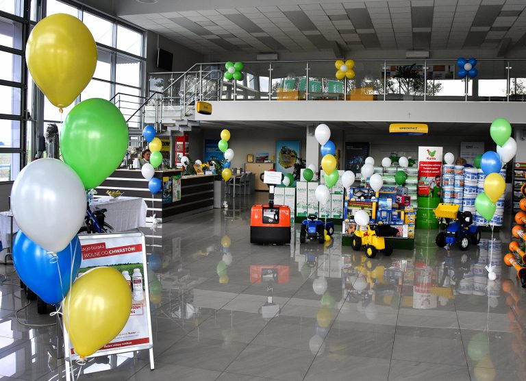 Balony z helem na urodziny w salonie sprzedaży