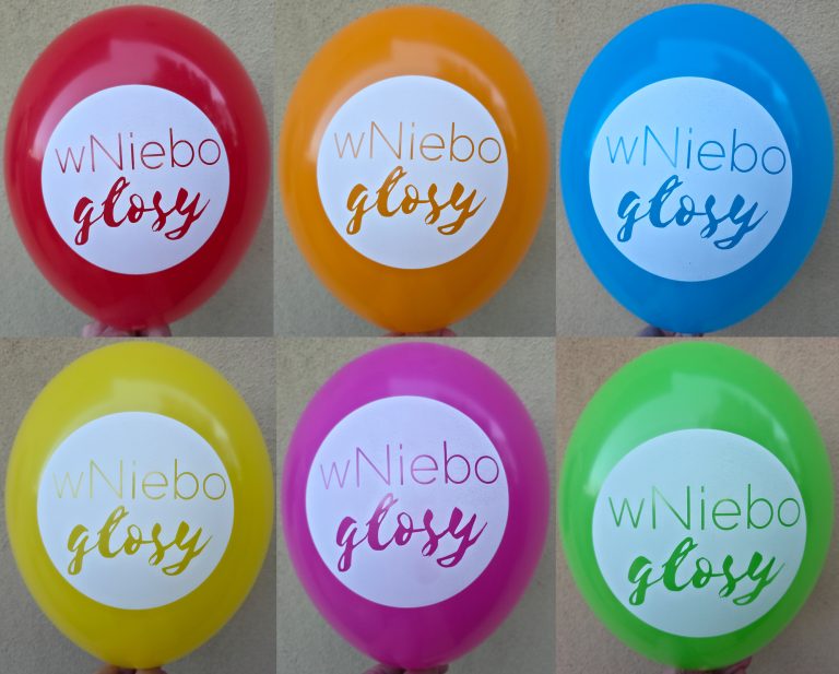 Biały nadruk na kolorowych balonach