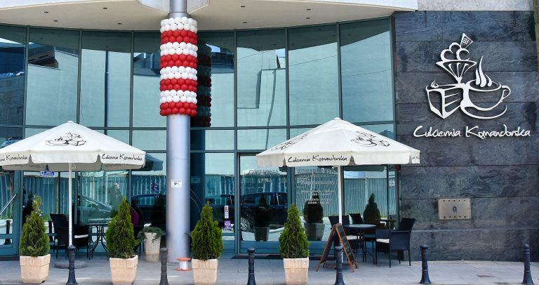 Balony na słupie jako dekoracja przed cukiernią