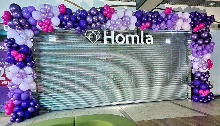 Organiczna brama z balonów dla sklepu Homla