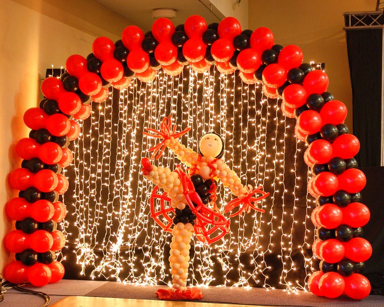 Dekoracja z balonów w stylu Moulin Rouge