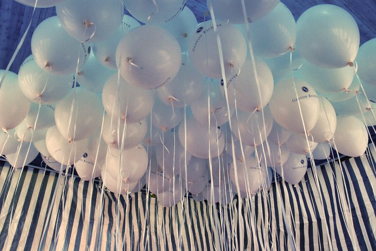 Balony z helem na pikniku, przygotowane do rozdawania