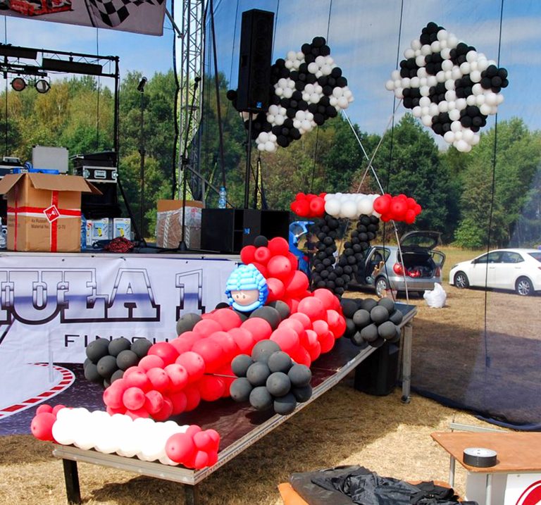 Bolid z balonów na pikniku firmowym