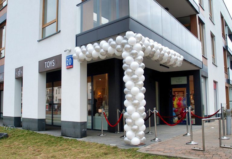Dekoracja z balonów na otwarcie sklepu z zabawkami