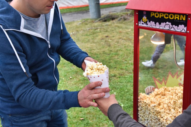 Wydawanie popcornu na pikniku