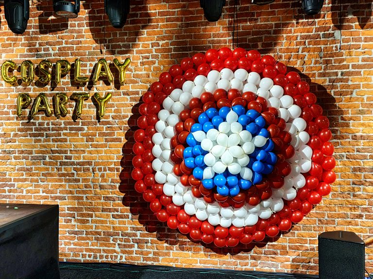 Zrobiona z balonów tarcza Kapitana Ameryka
