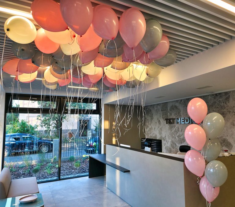 Balony z helem na otwarcie przychodni