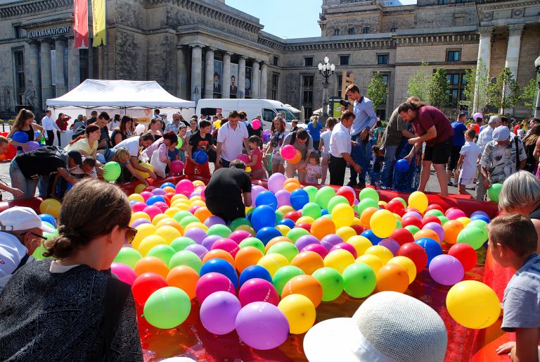 Balony z kuponami wrzucone do basenu