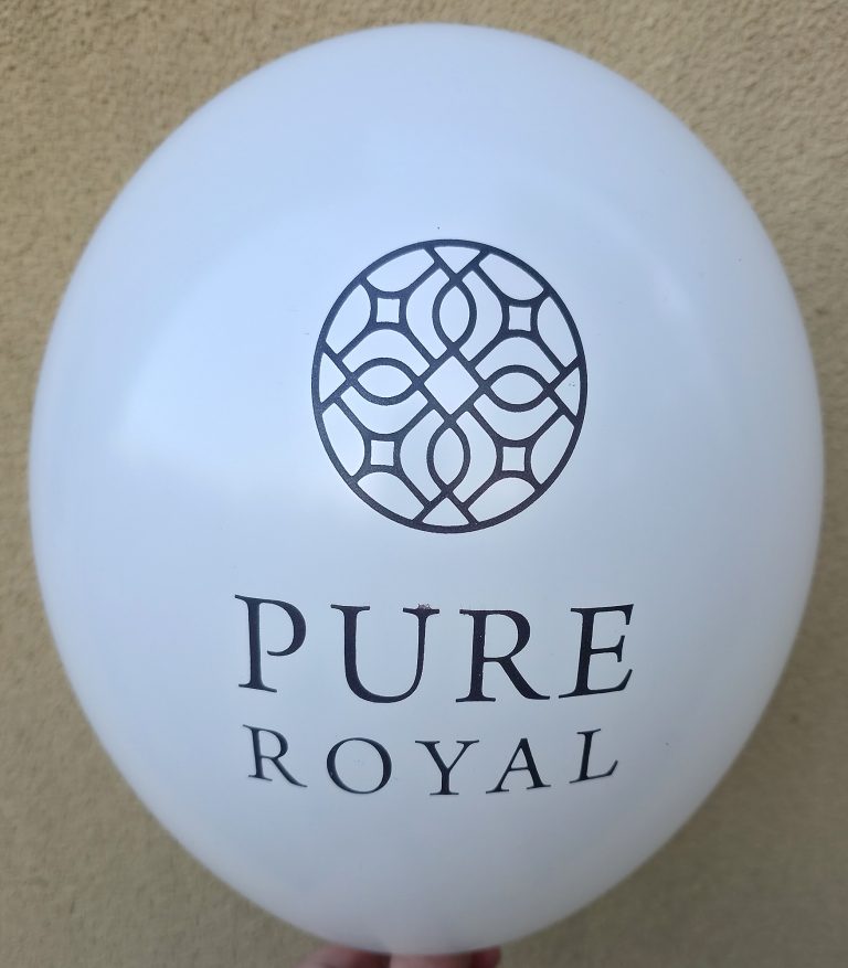 Biały balon z czarnym nadrukiem