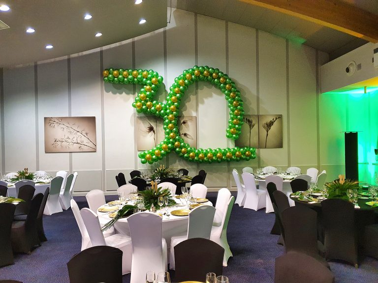Wielka liczba 30 zrobiona z balonów