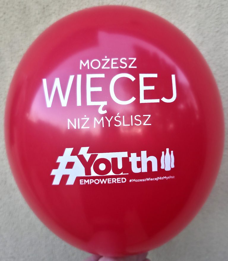 Czerwony balon z białym nadrukiem
