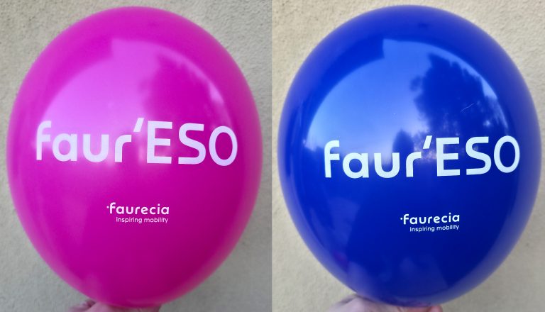Niebieski i różowy balon z białym nadrukiem
