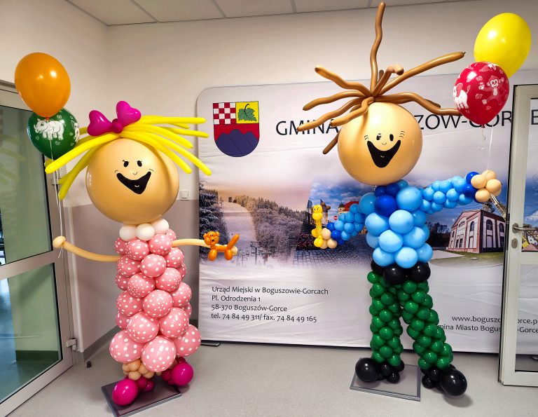 Dzieci z balonów na otwarcie przedszkola