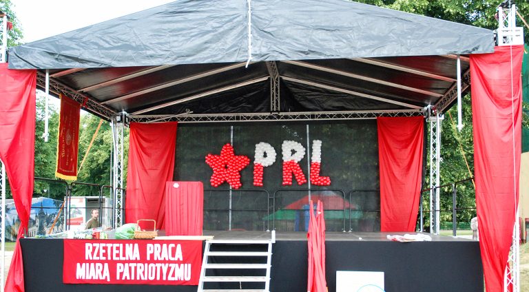 Dekoracja balonowa sceny plenerowej na imprezę w temacie PRL