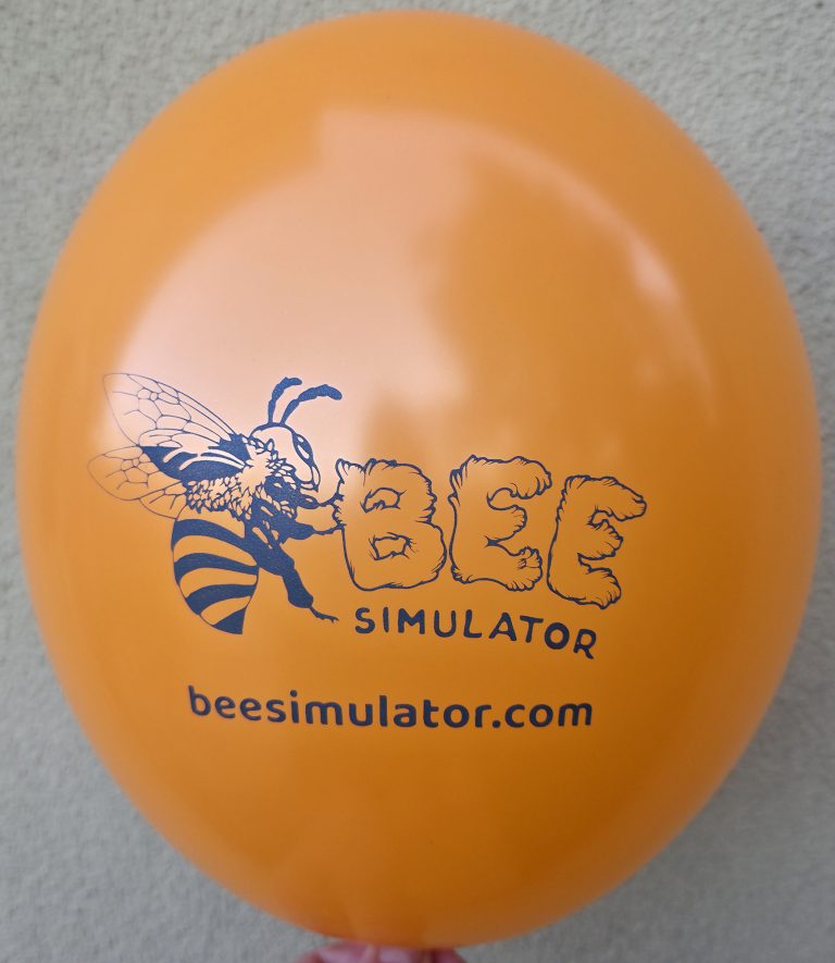 Pomarańczowy balon z czarnym nadrukiem