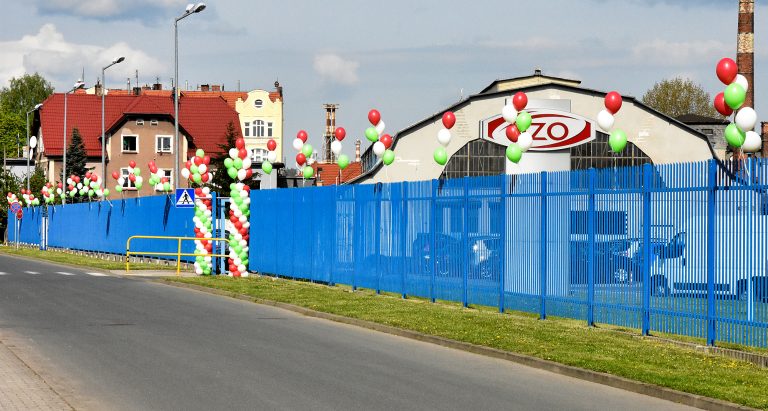 Dekoracja balonowa płotu JZO w Jeleniej Górze
