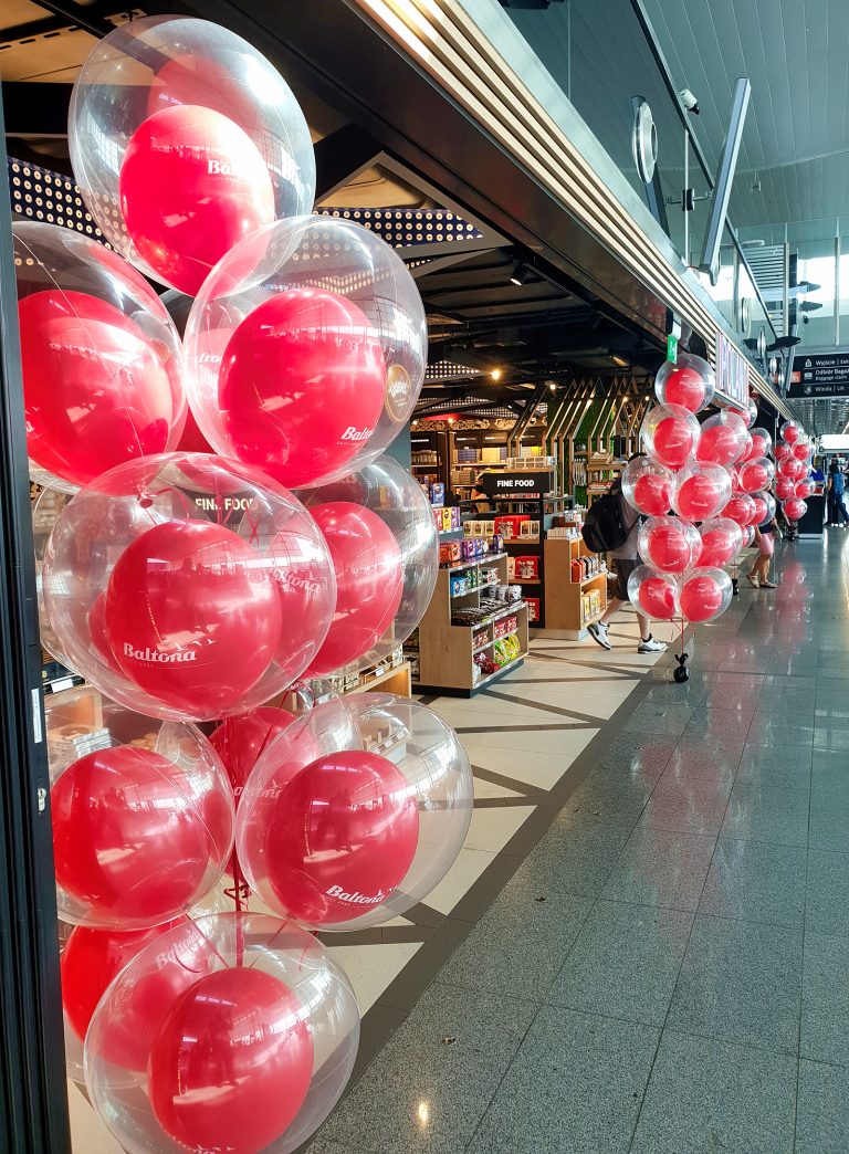Balony w balonie napełnione helem na lotnisku we Wrocławiu