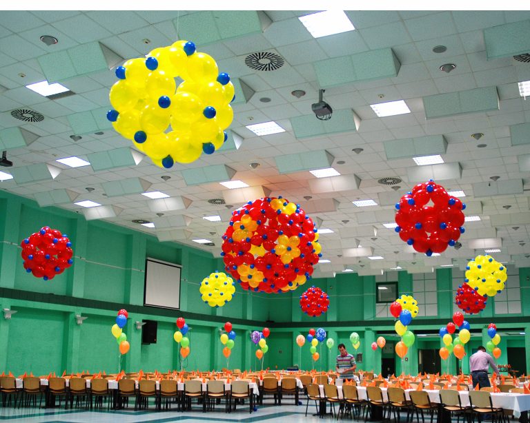 Kule z balonów jako dekoracja dużej sali