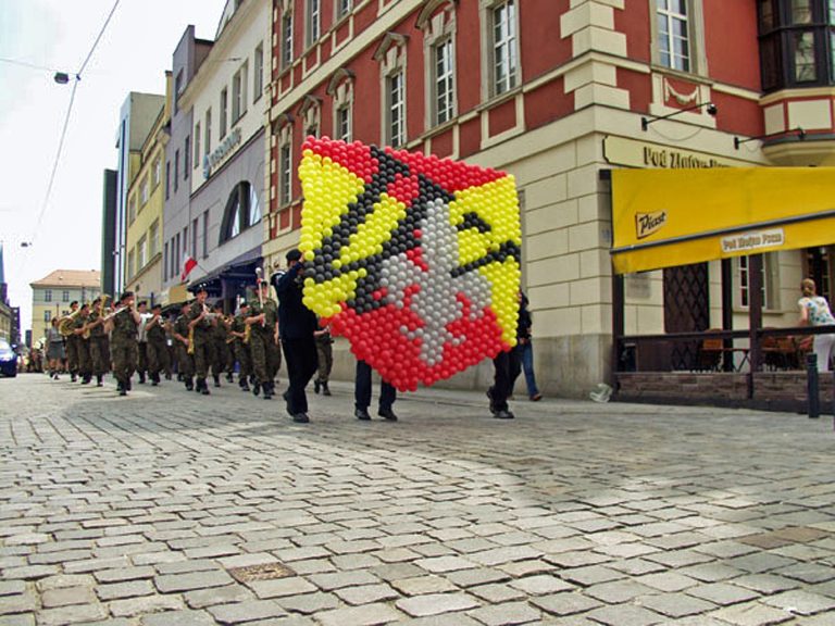 Ścianka z balonów na paradzie ZHP