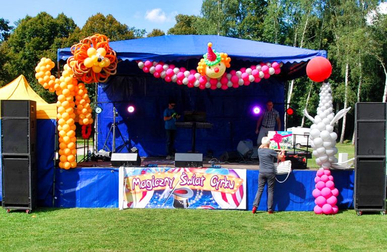 Dekoracja balonowa sceny na pikniku firmowym z tematem Cyrku