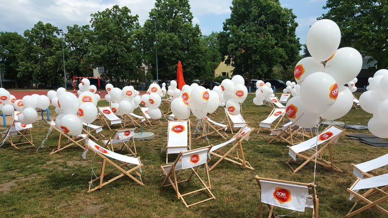 Balony z helem dowiązane do leżaków