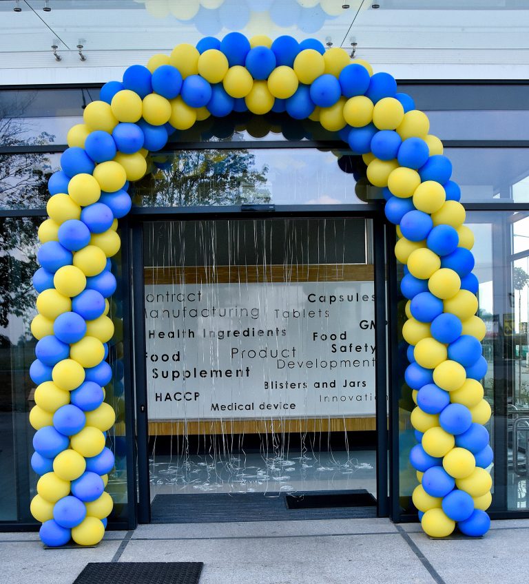 Łuk z balonów na otwarcie siedziby firmy