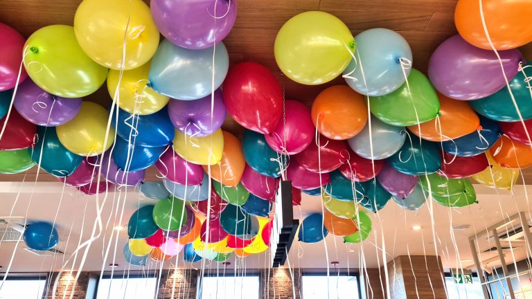 Kolorowe balony z helem na otwarcie