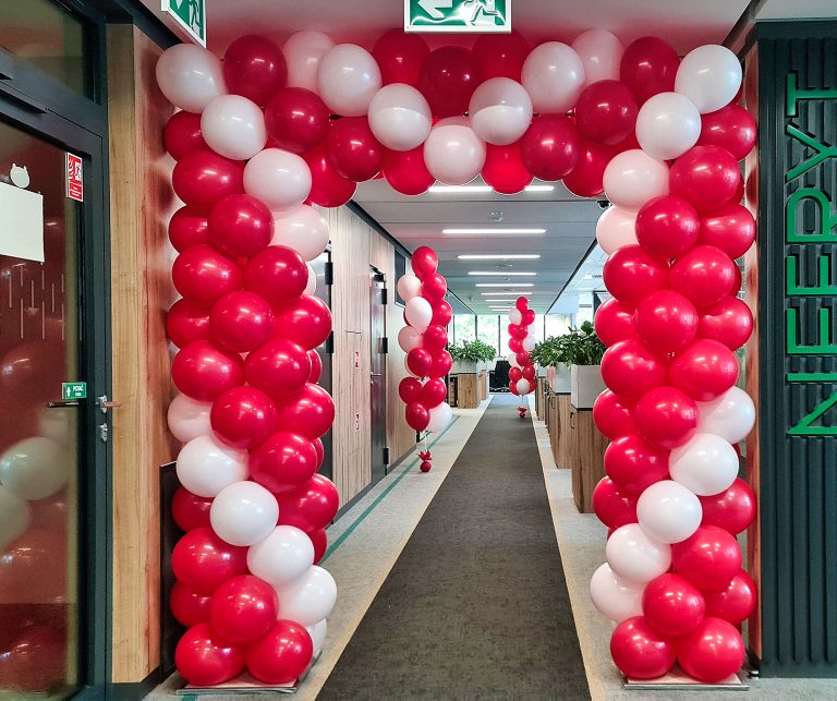 Brama z balonów na otwarcie nowej części biura