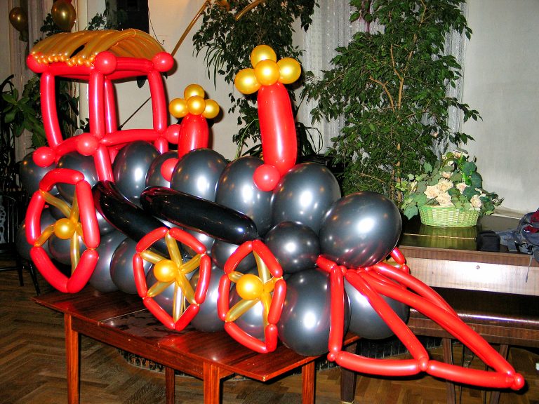 Lokomotywa zrobiona z balonów
