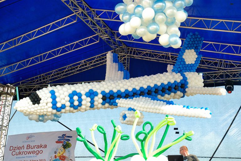 Samolot z balonów jako dekoracja sceny na Dni Pola