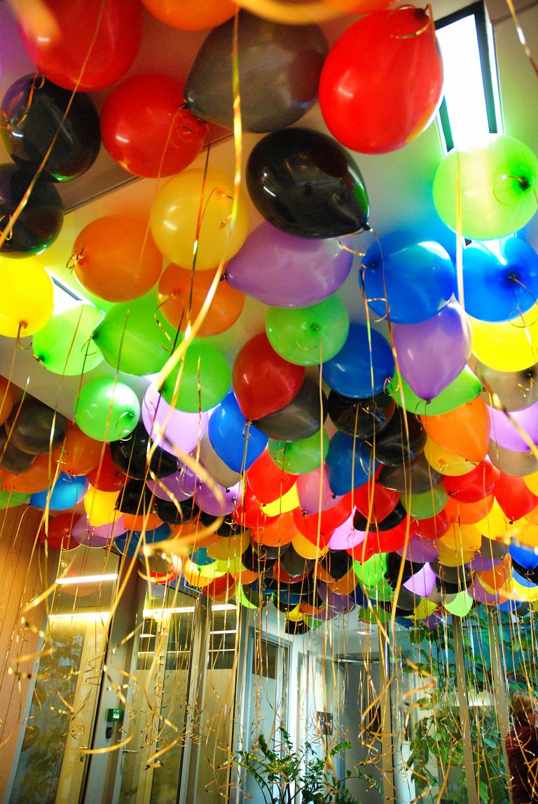 Balony z helem w biurze na urodziny firmy
