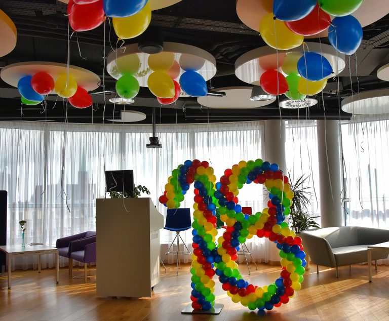 Dekoracje z balonów na 18 urodziny firmy Google