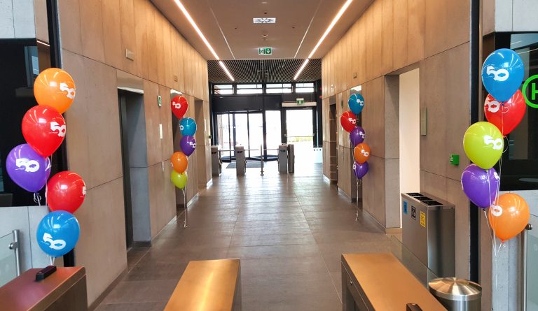 Balony z helem jako dekoracja wejścia do biurowca