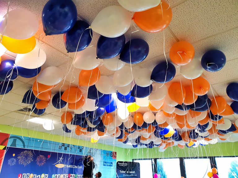 Balony z helem jako dekoracja na stołówce firmy