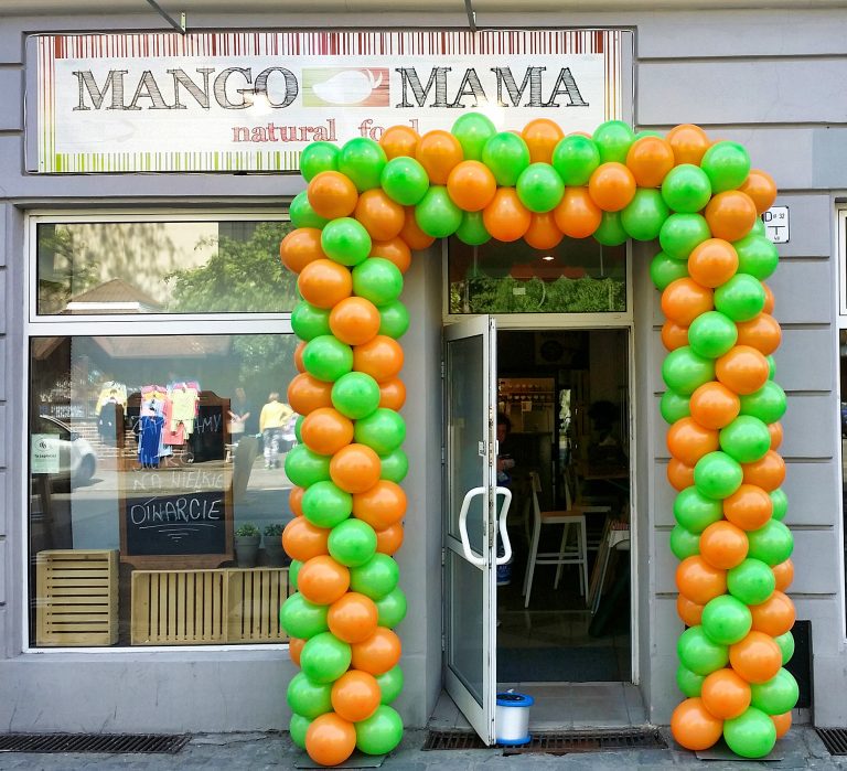 Brama z balonów na otwarcie restauracji Mango Mama
