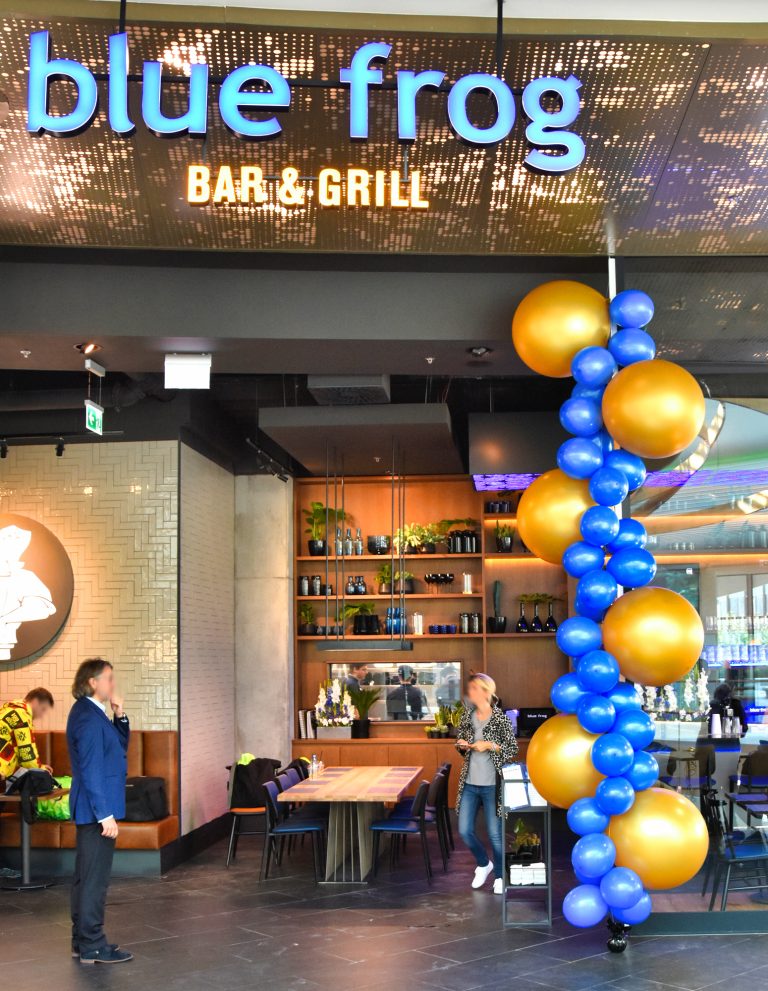 Dekoracja z balonów na otwarcie restauracji Blue Frog