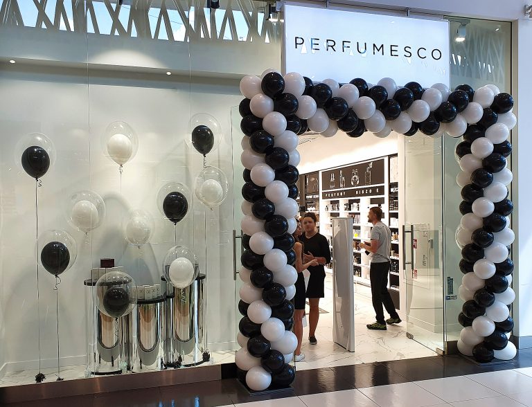 Dekoracja z balonów na otwarcie sklepu Perfumesco