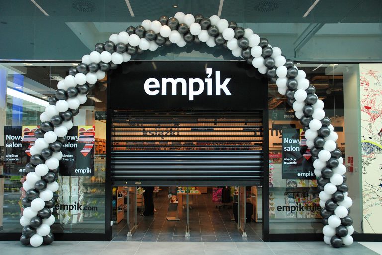Duży łuk balonowy dla salonu Empik