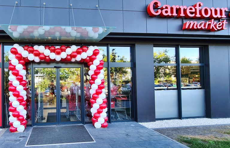Brama z balonów na urodziny marketu Carrefour