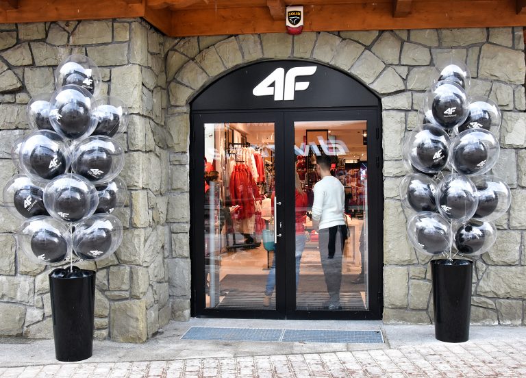 Balony z helem na otwarcie salonu 4F w Zakopanem